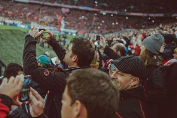 莱昂纳多体毛越位争议，AI判定不越位（配图示意）